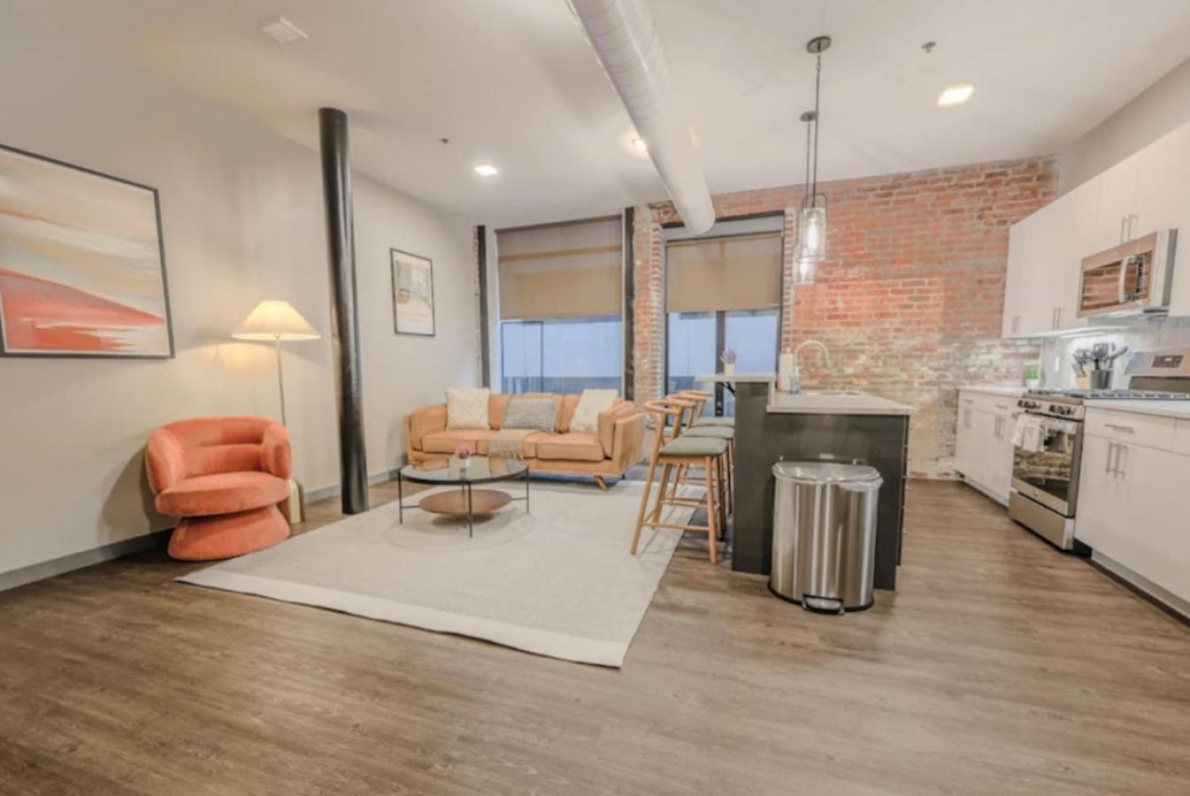 Chic Modern 2 Bed With Exposed Brick *